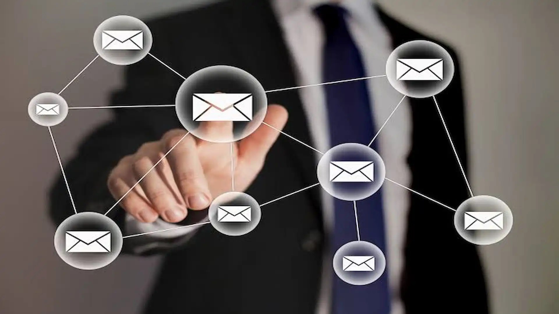 Equipo de marketing analizando campañas de email y automatizaciones comerciales