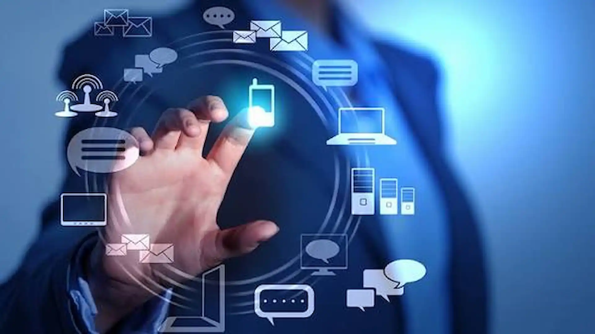 Equipo de trabajo organizando proyectos, tareas y objetivos en una plataforma digital